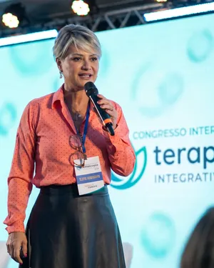 Dra. Lily palestrando no Congresso Internacional de Terapias Integrativas